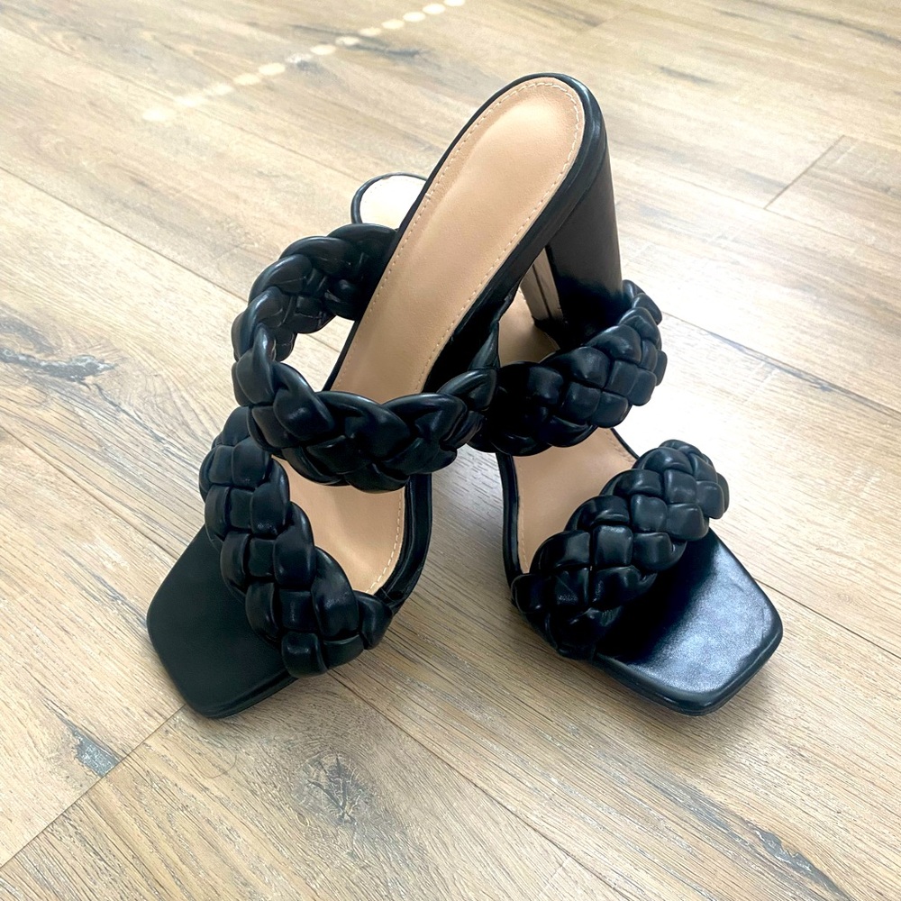**SOLD** Women’s black woven heels